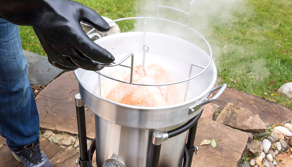 6 safety tips for deep frying a Thanksgiving turkey.